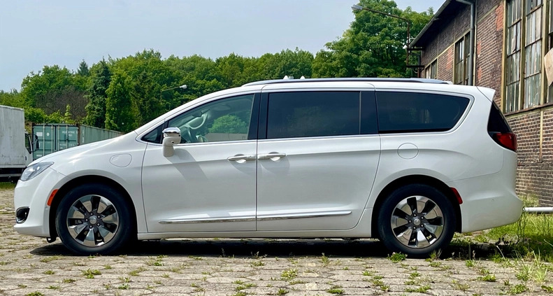 Chrysler Pacifica cena 134900 przebieg: 74800, rok produkcji 2018 z Lędziny małe 497